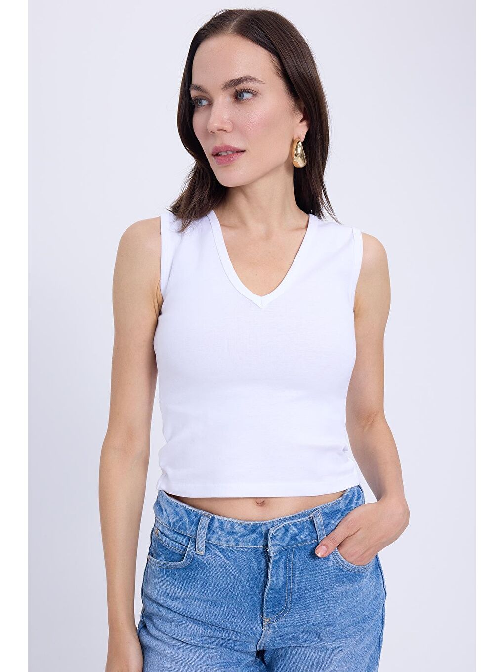 Kadın Slim Fit Dar Kesim V Yaka Sıfır Kol Pamuklu Ribanalı Beyaz Bluz-3