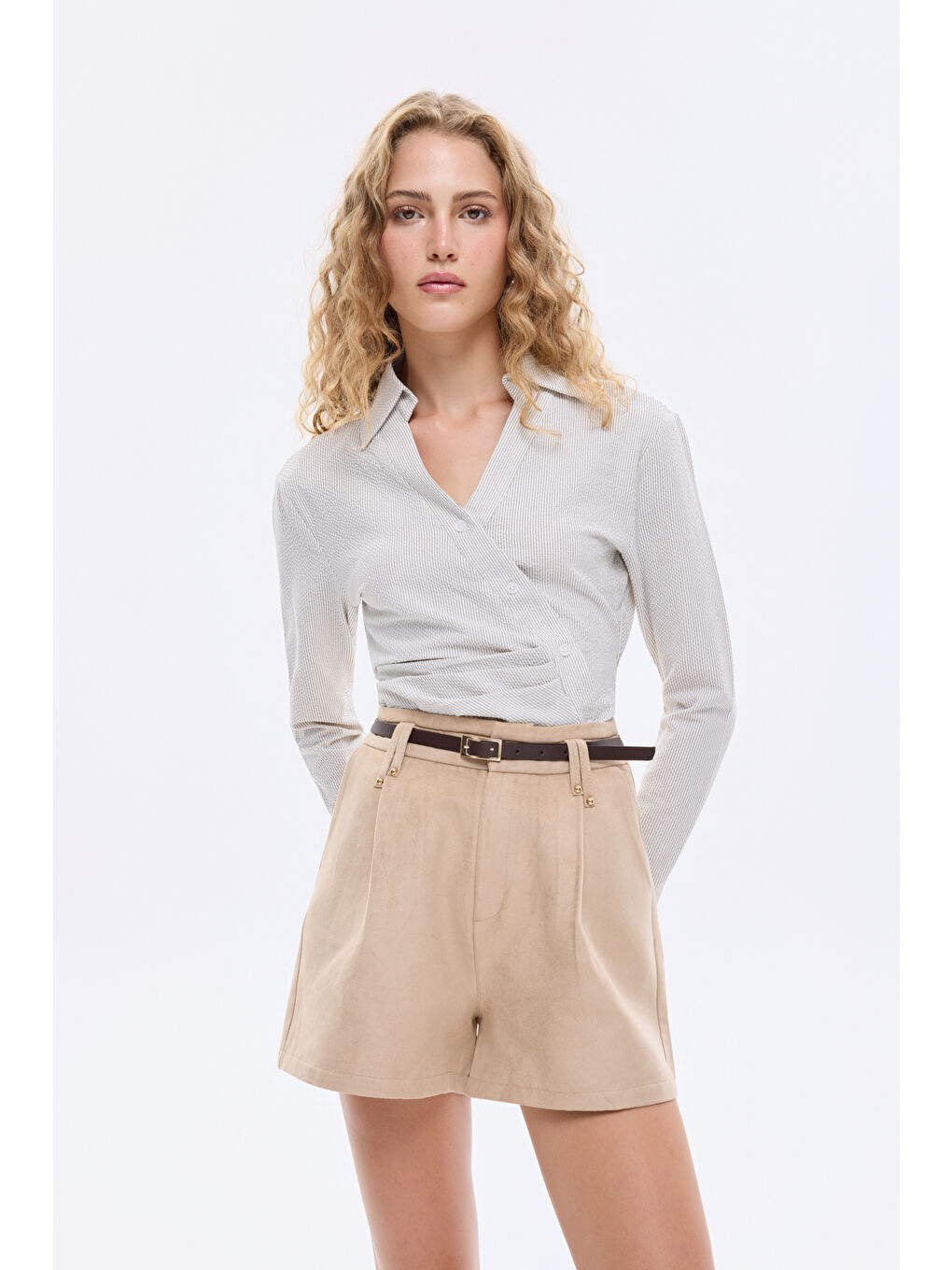 Süet Görünümlü Kemer Aksesuarlı Mini Şort Bej-2