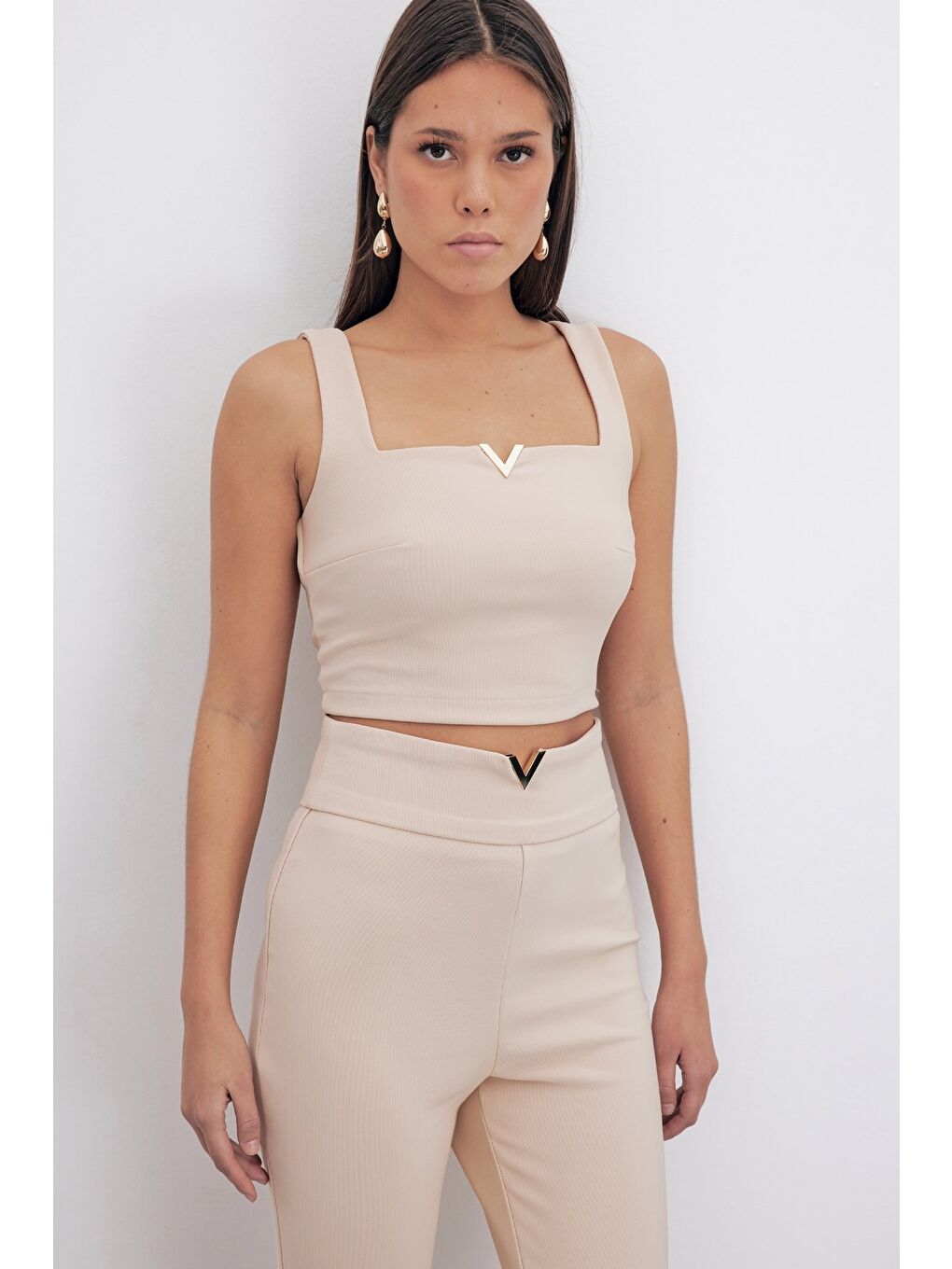 SATEEN Yaka Gold Aksesuarlı Bluz - Bej