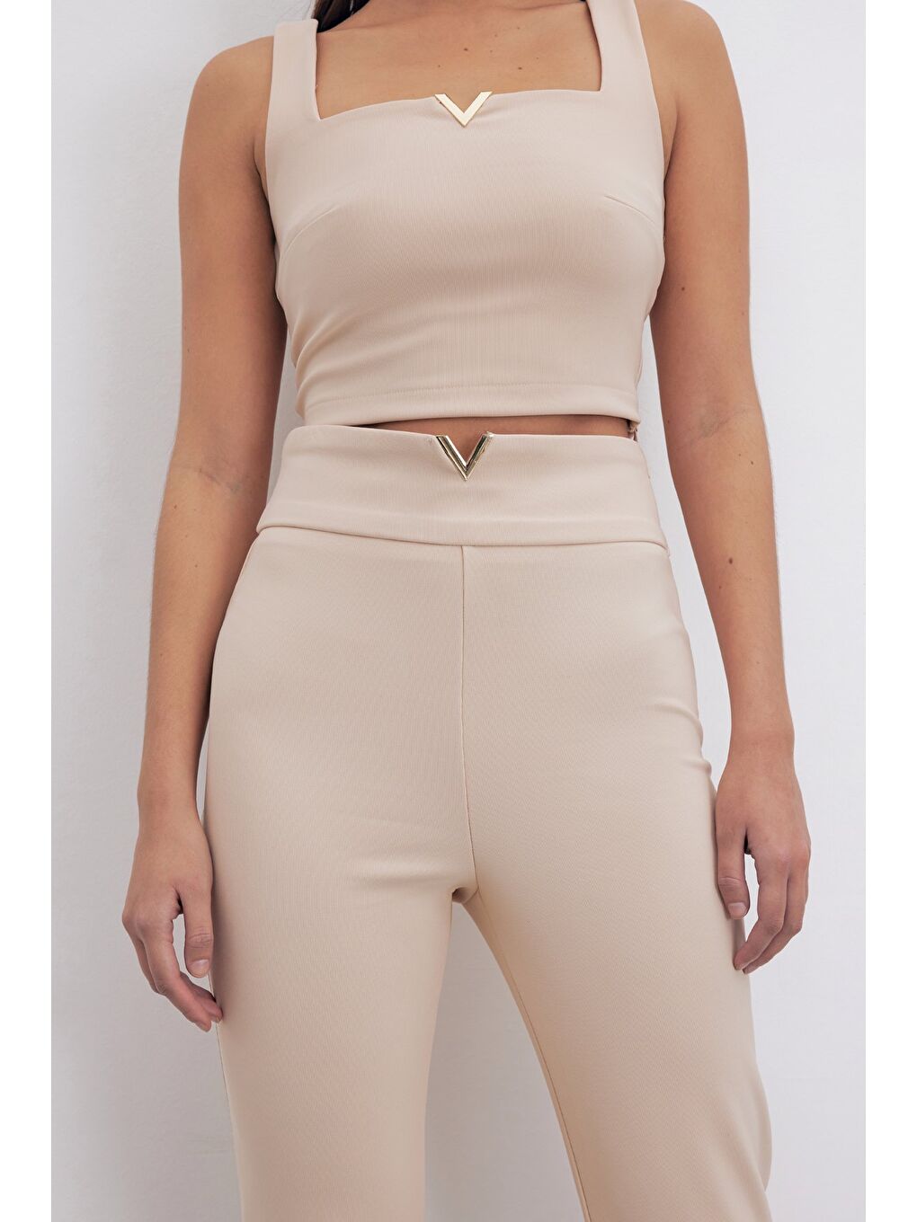 SATEEN Yaka Gold Aksesuarlı Bluz - Bej - 2