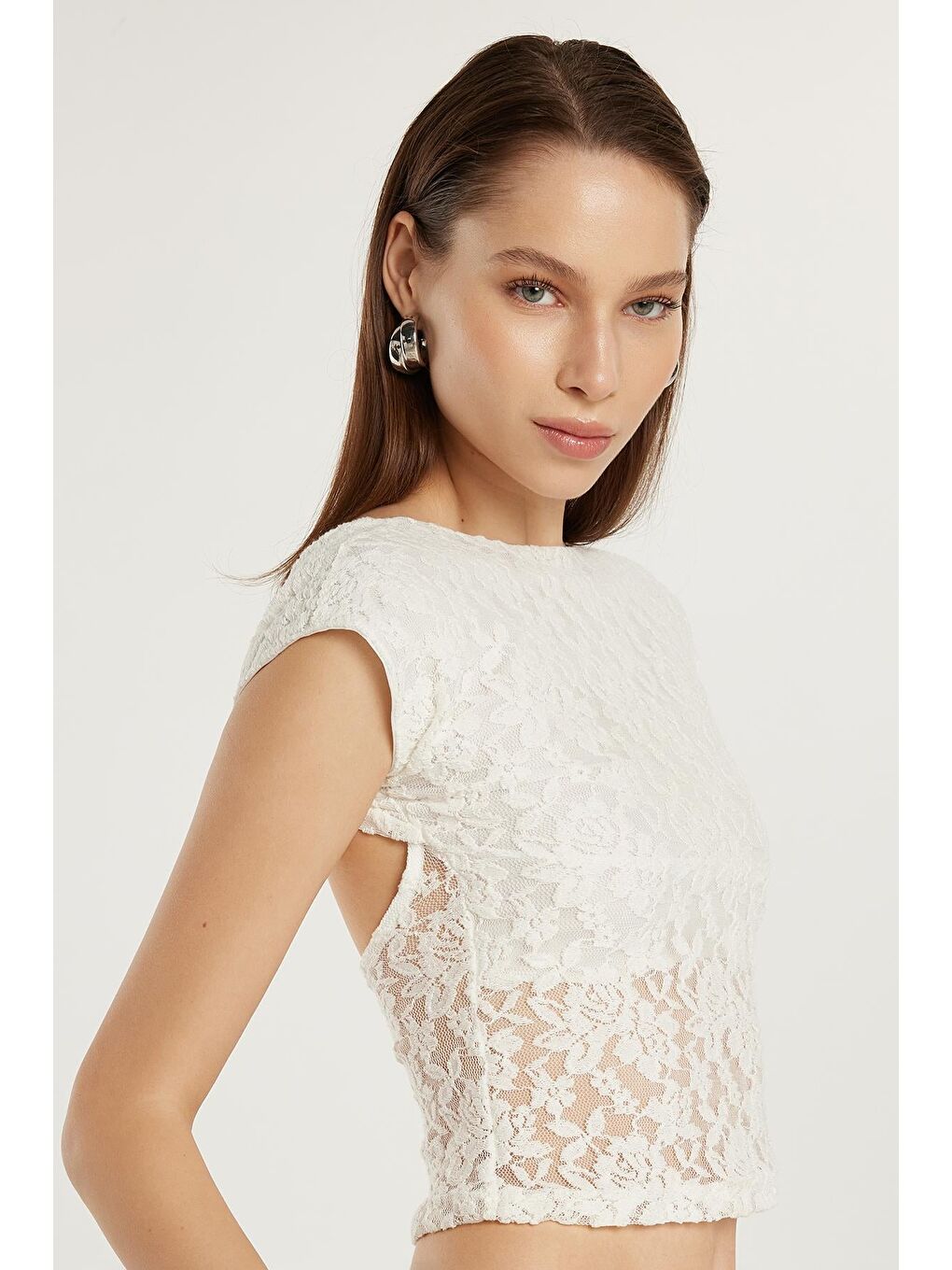 Ekru Kadın Standart Fit Normal Kesim Dantelli Sırt Detaylı Bluz