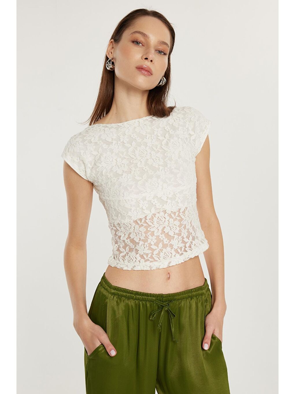 Ekru Kadın Standart Fit Normal Kesim Dantelli Sırt Detaylı Bluz-1