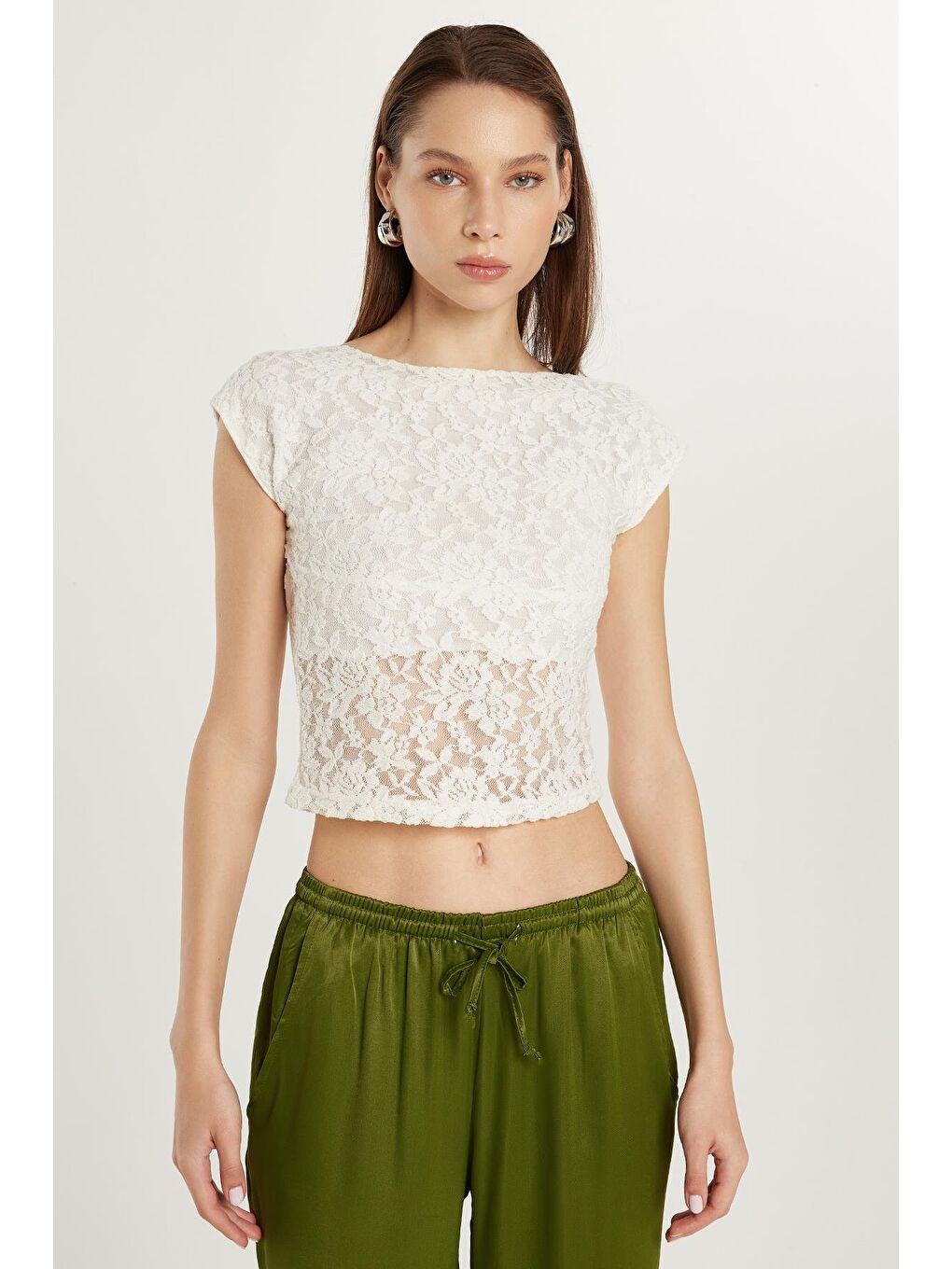 Ekru Kadın Standart Fit Normal Kesim Dantelli Sırt Detaylı Bluz-3