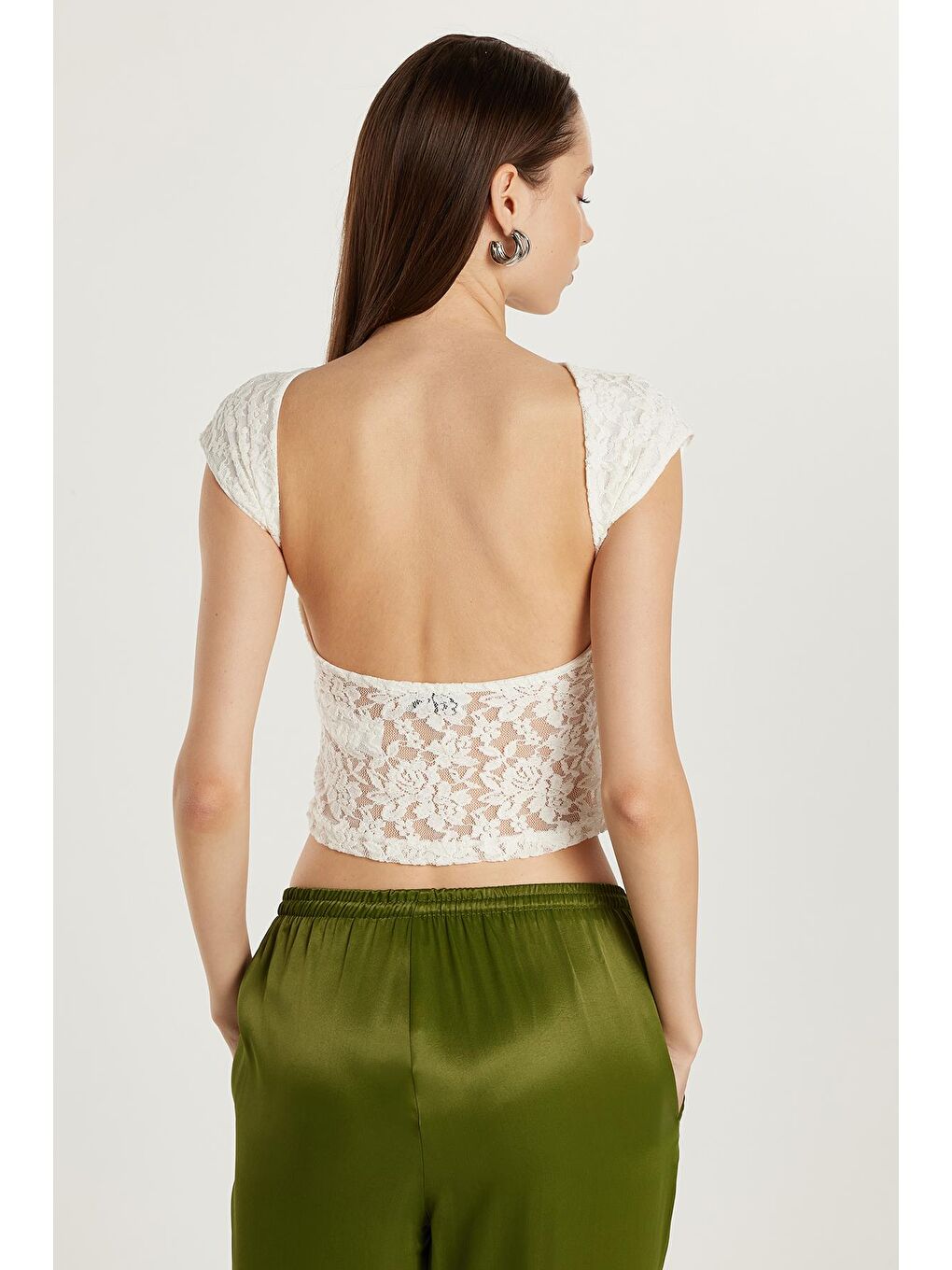 Ekru Kadın Standart Fit Normal Kesim Dantelli Sırt Detaylı Bluz-4