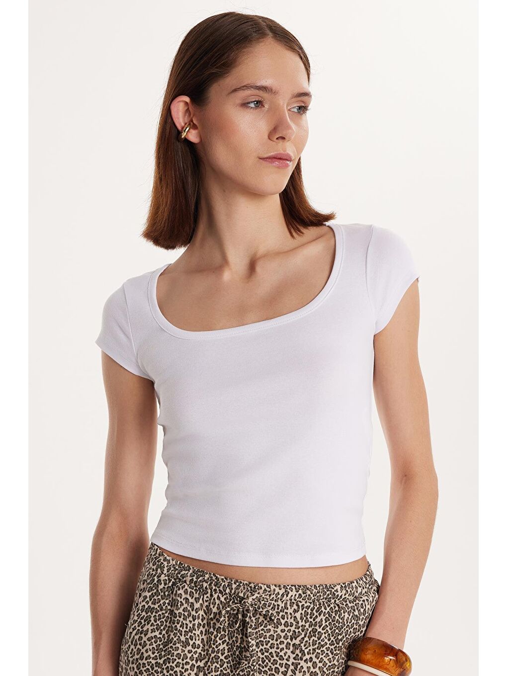 Kadın Slim Fit Dar Kesim Pamuklu Kısa Kollu U Yaka Beyaz Bluz-0