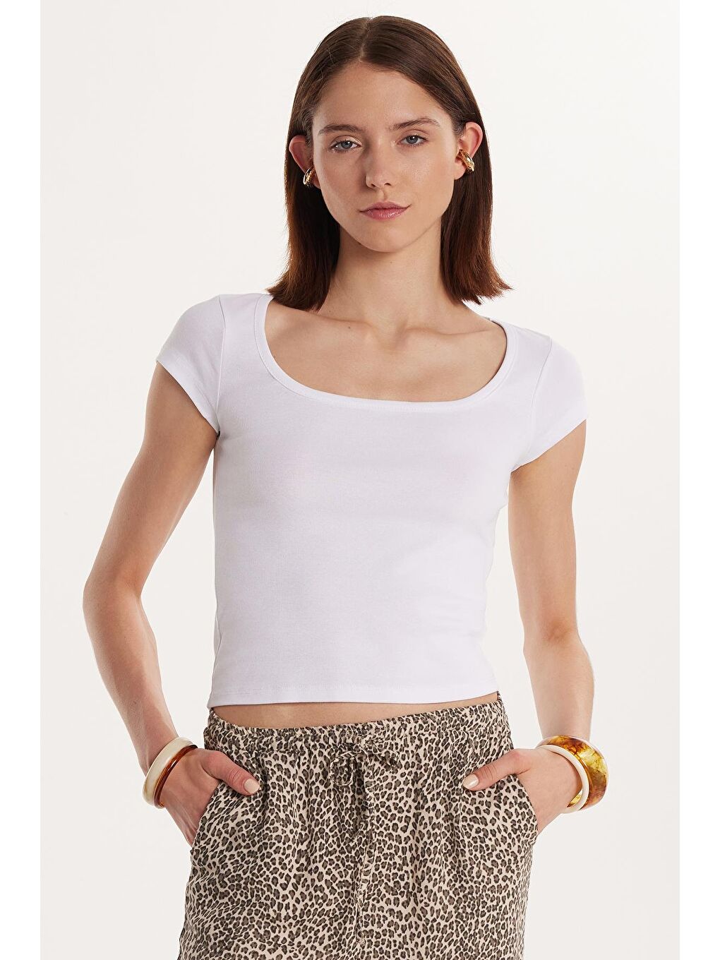 Kadın Slim Fit Dar Kesim Pamuklu Kısa Kollu U Yaka Beyaz Bluz-1