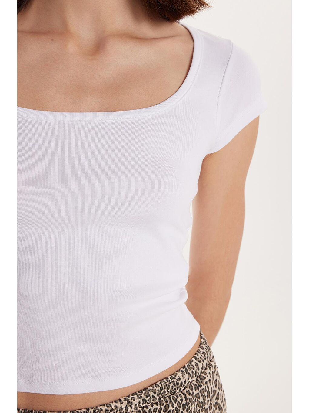 Kadın Slim Fit Dar Kesim Pamuklu Kısa Kollu U Yaka Beyaz Bluz-2