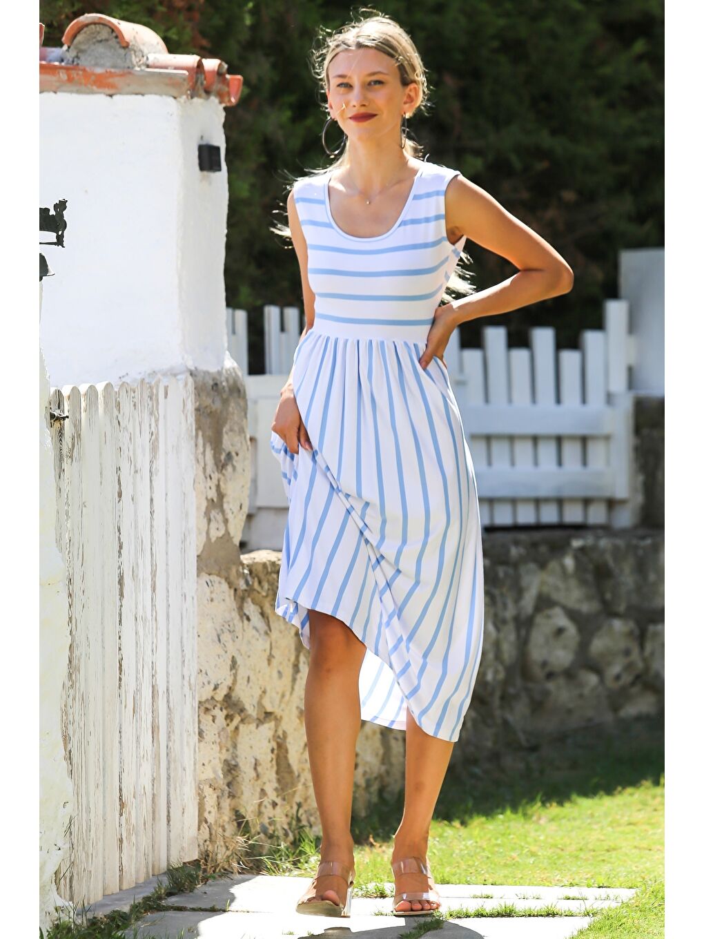 Beyaz-Mavi Havuz Yaka Kolsuz Örme Casual Elbise-1