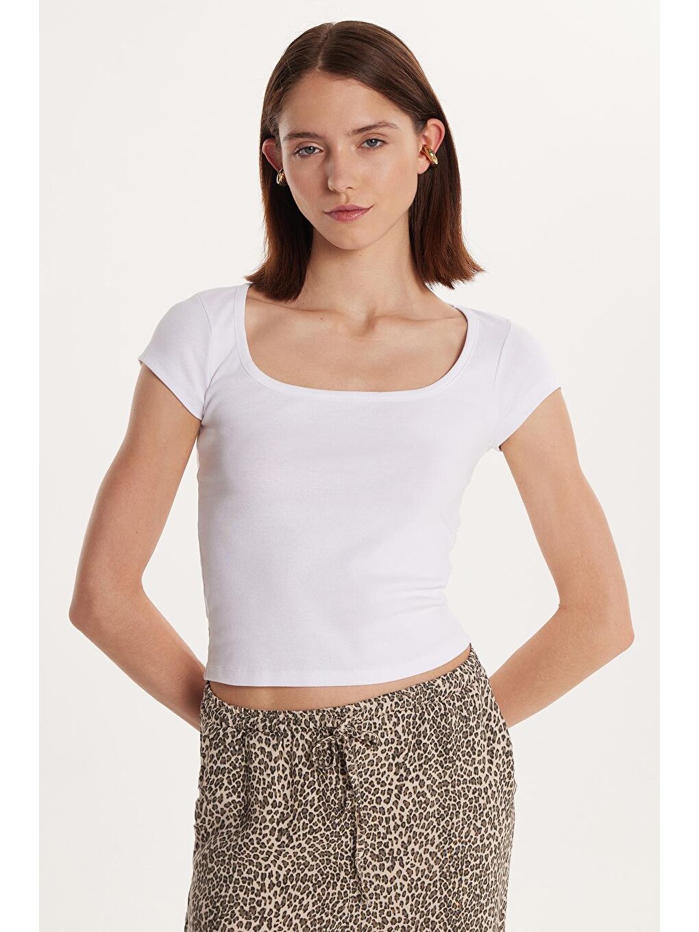 Kadın Slim Fit Dar Kesim Pamuklu Kısa Kollu U Yaka Beyaz Bluz-3