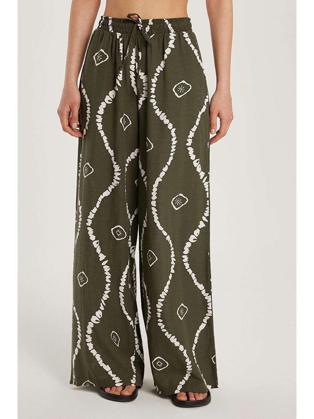 Karışık Kadın Regular Fit Beli Bağcıklı Geniş Paça Baskılı Pantolon