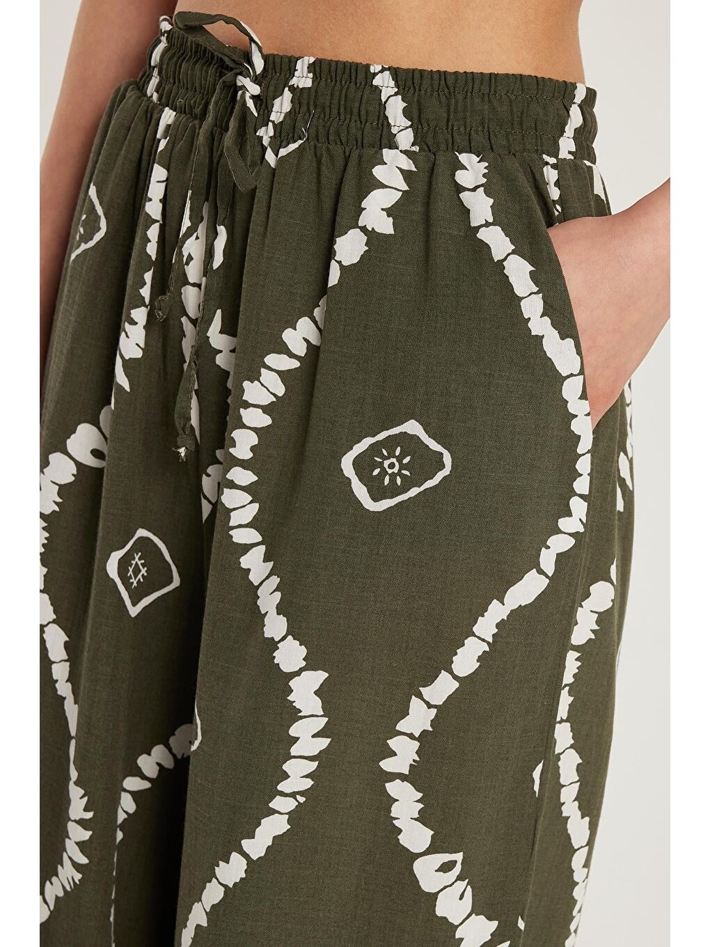 Karışık Kadın Regular Fit Beli Bağcıklı Geniş Paça Baskılı Pantolon-1