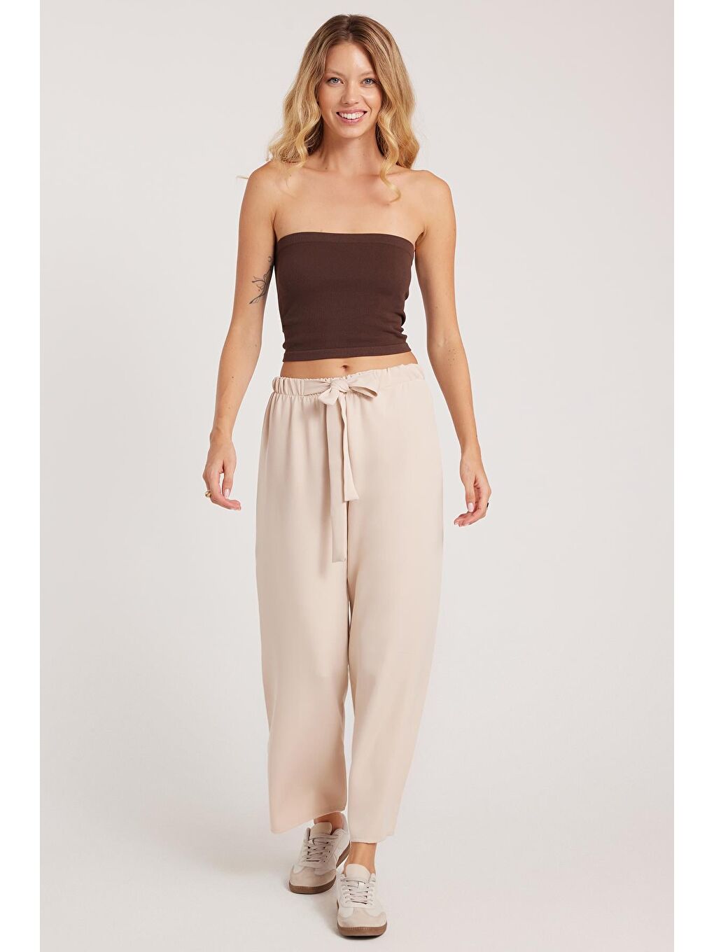 Kadın Relax Fit Rahat Kesim Lastikli Kuşak Bağlamalı Geniş Paça Açık Bej Pantolon-1
