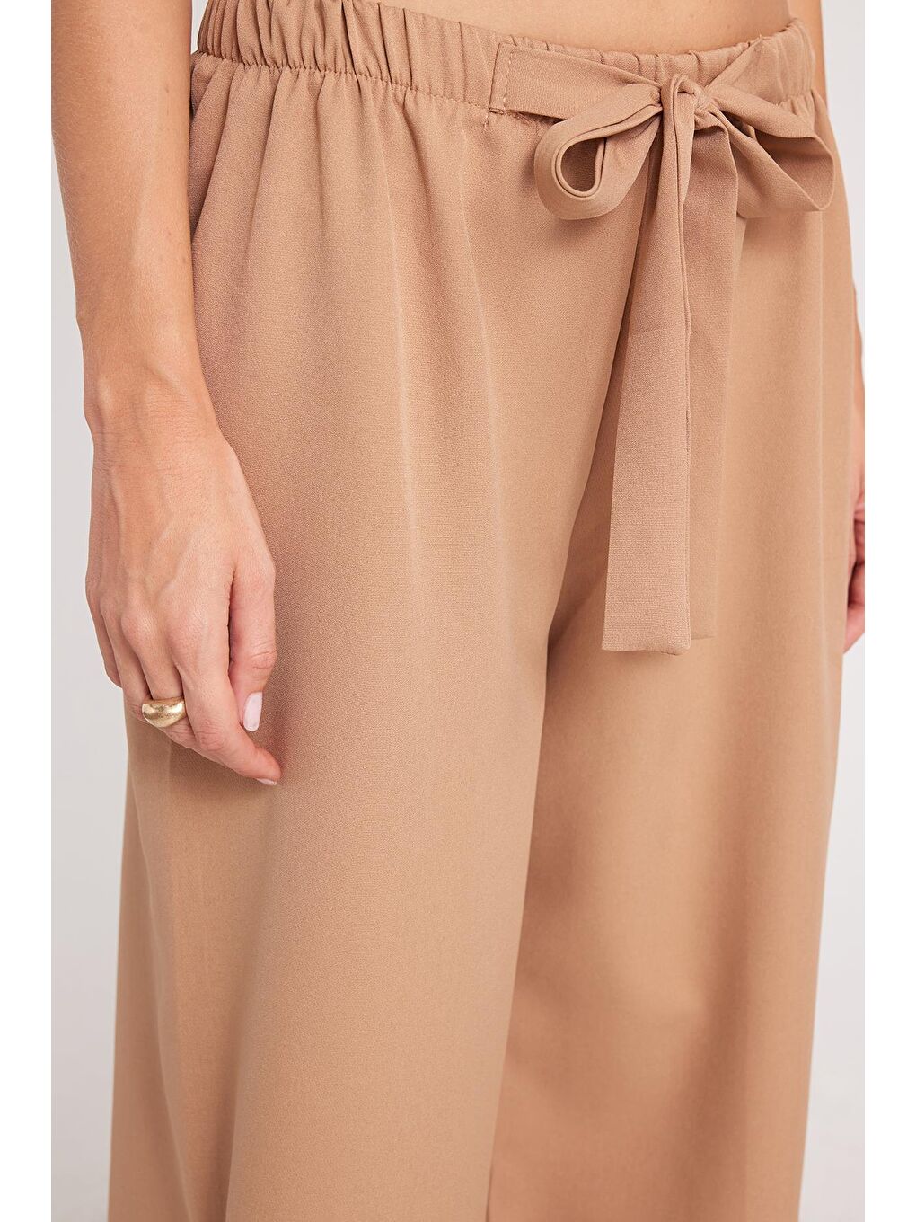 Kadın Relax Fit Rahat Kesim Lastikli Kuşak Bağlamalı Geniş Paça Bej Pantolon-2