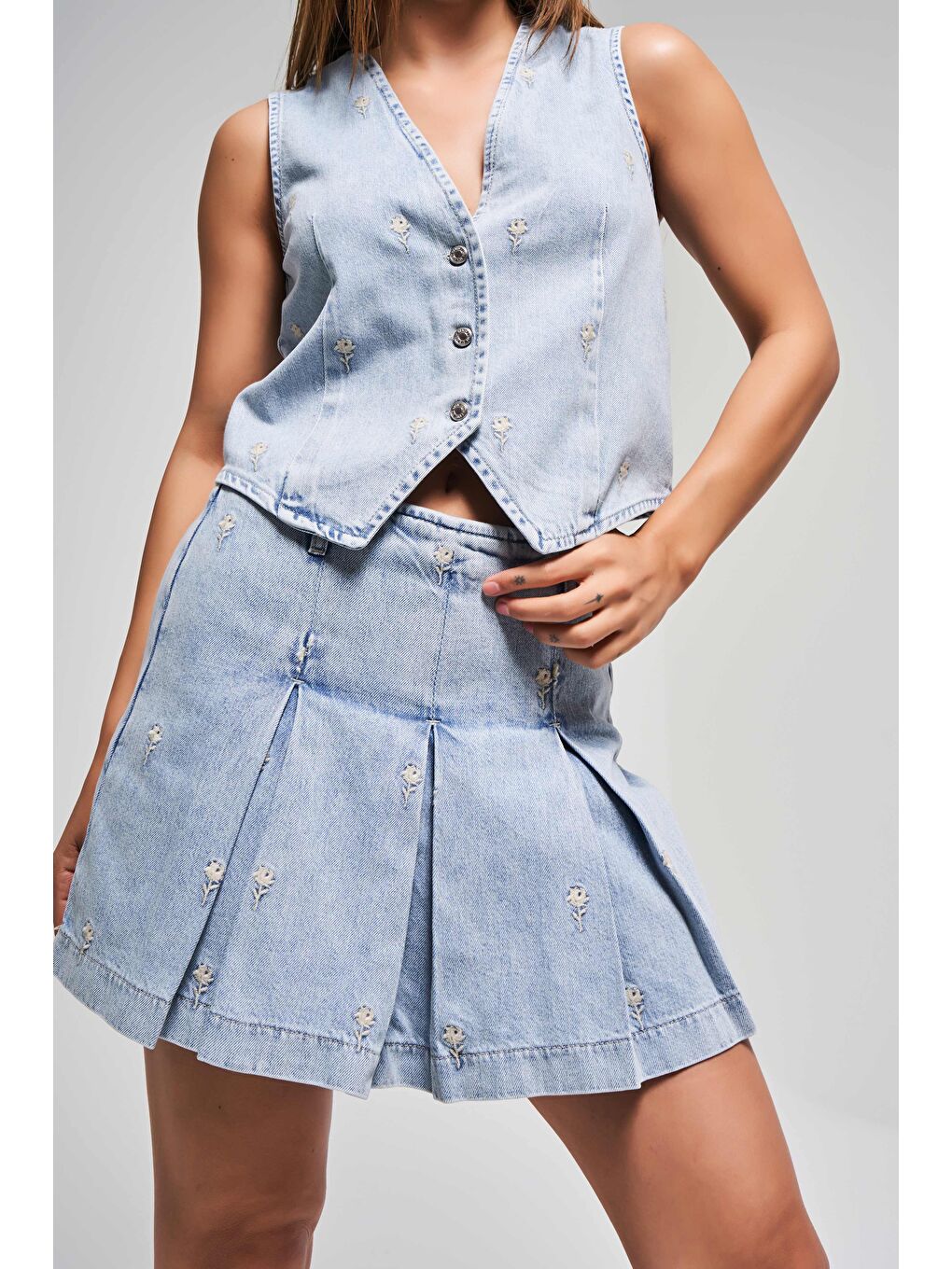 Mavi Kadın Jean Rengi 3s5-3 Çiçek Nakışlı %100 Pamuk Önü Pileli Tasarım Denim Şort Etek