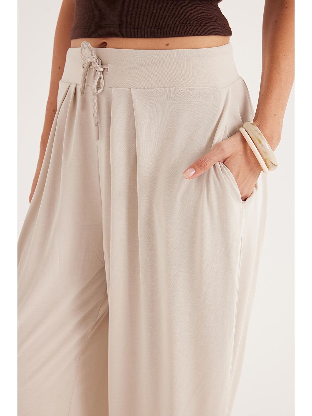 Bej Kadın Standart Fit Modal Kumaş Cepli Beli Bağcıklı Taş Balon Pantolon-2
