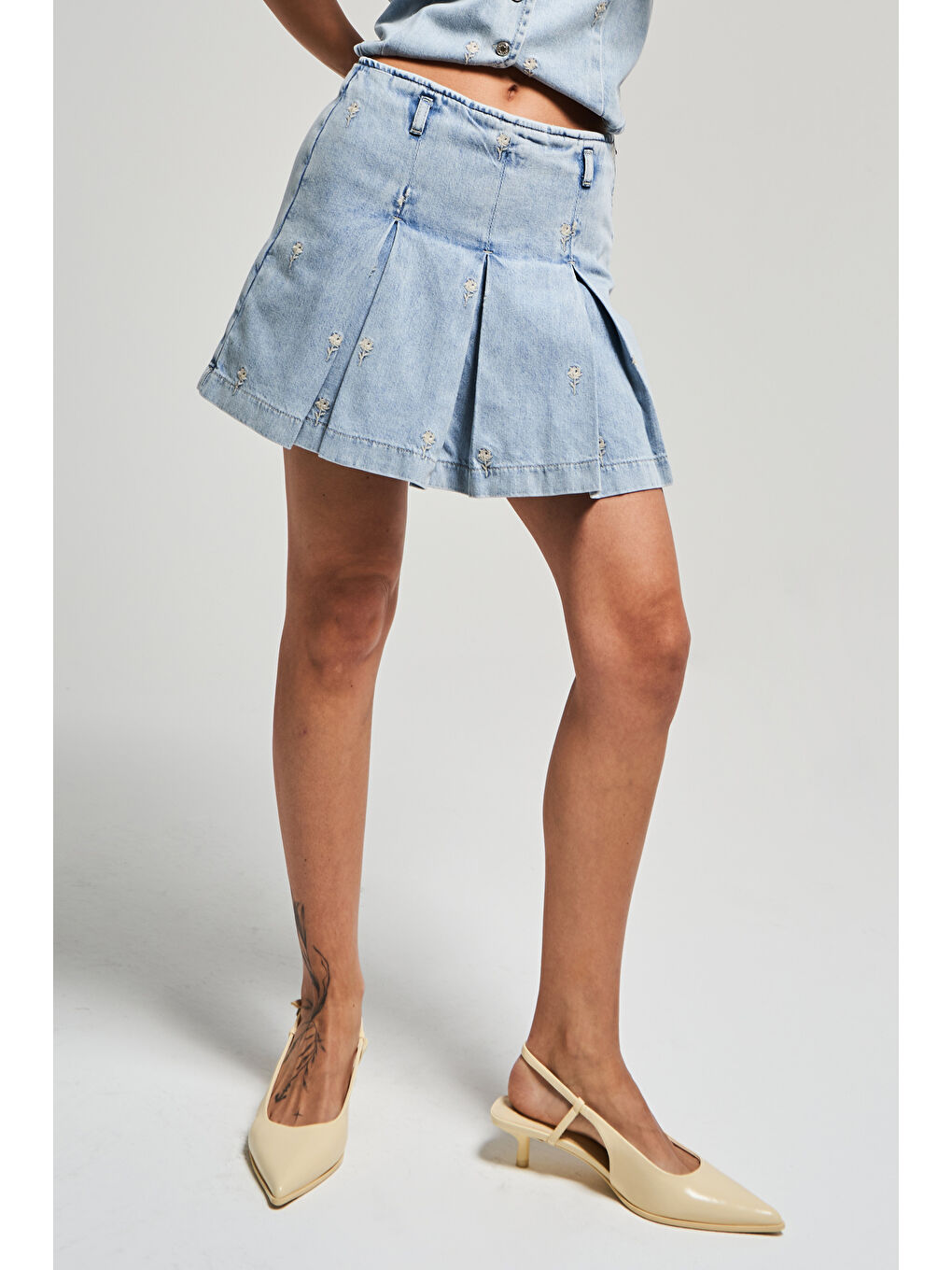 Mavi Kadın Jean Rengi 3s5-3 Çiçek Nakışlı %100 Pamuk Önü Pileli Tasarım Denim Şort Etek-3