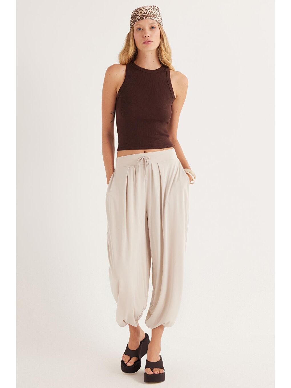 Bej Kadın Standart Fit Modal Kumaş Cepli Beli Bağcıklı Taş Balon Pantolon-3