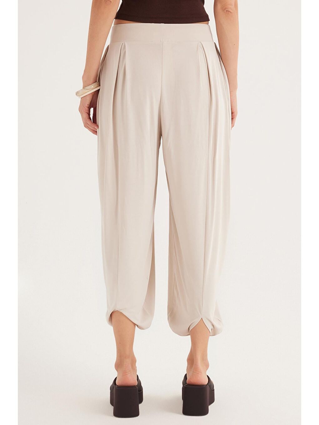 Bej Kadın Standart Fit Modal Kumaş Cepli Beli Bağcıklı Taş Balon Pantolon-6