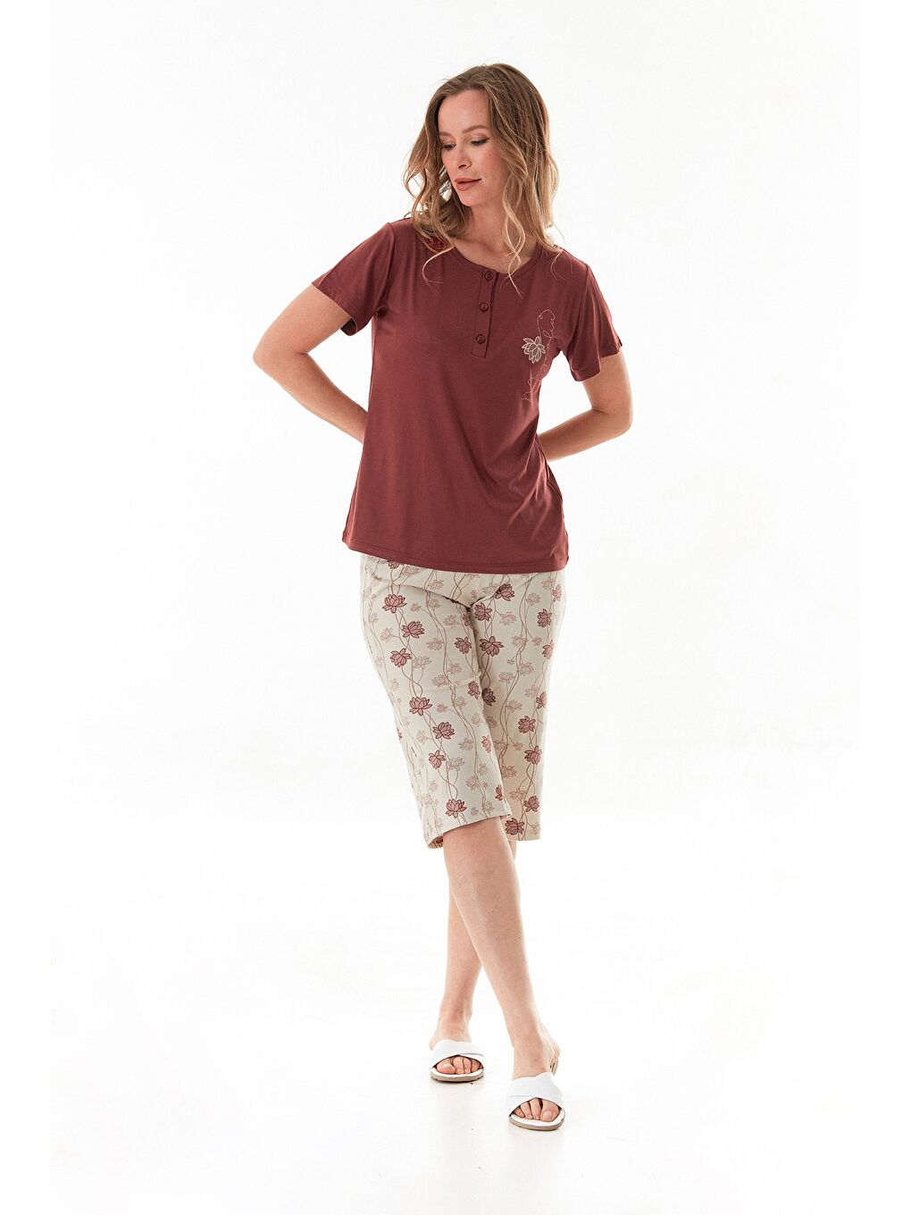 Bordo Çiçek Desenli Kısa Kollu  Kapri Pijama Takımı-1