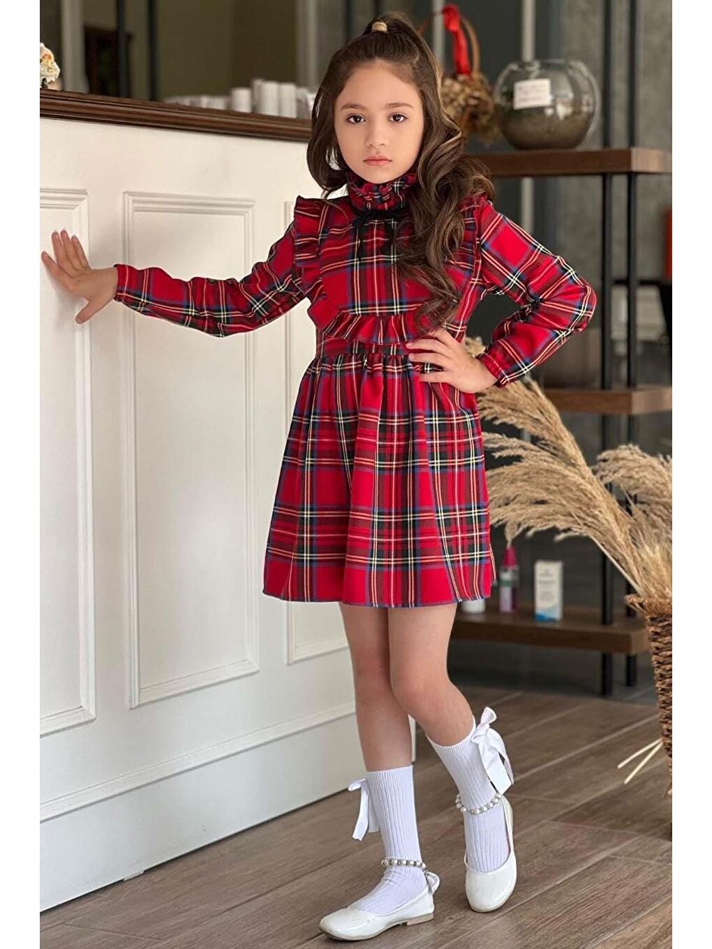 Kız Çocuk Ekose Desenli Fırfır Detaylı Çorap Hediyeli Kırmızı Elbise