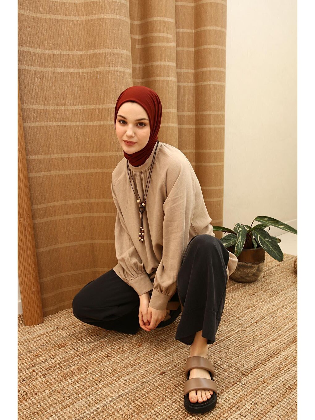 Bej Vizon Hakim Yaka Kolyeli Viskon Keten Gömlek