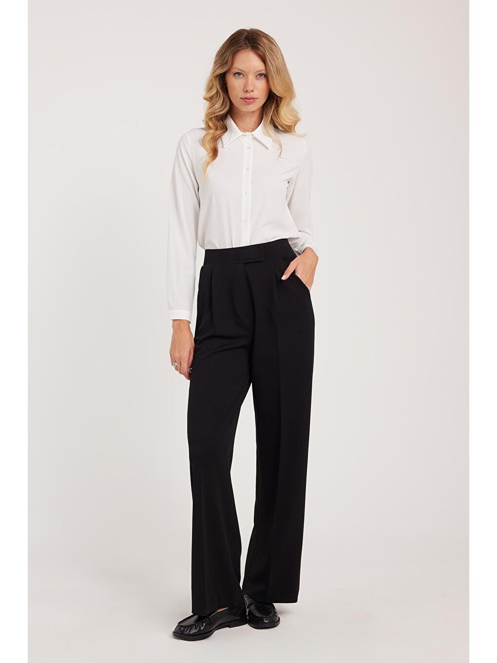 Kadın Regular Fit Klasik Kesim Cırt Kapamalı Geniş Paça Siyah Pantolon-1