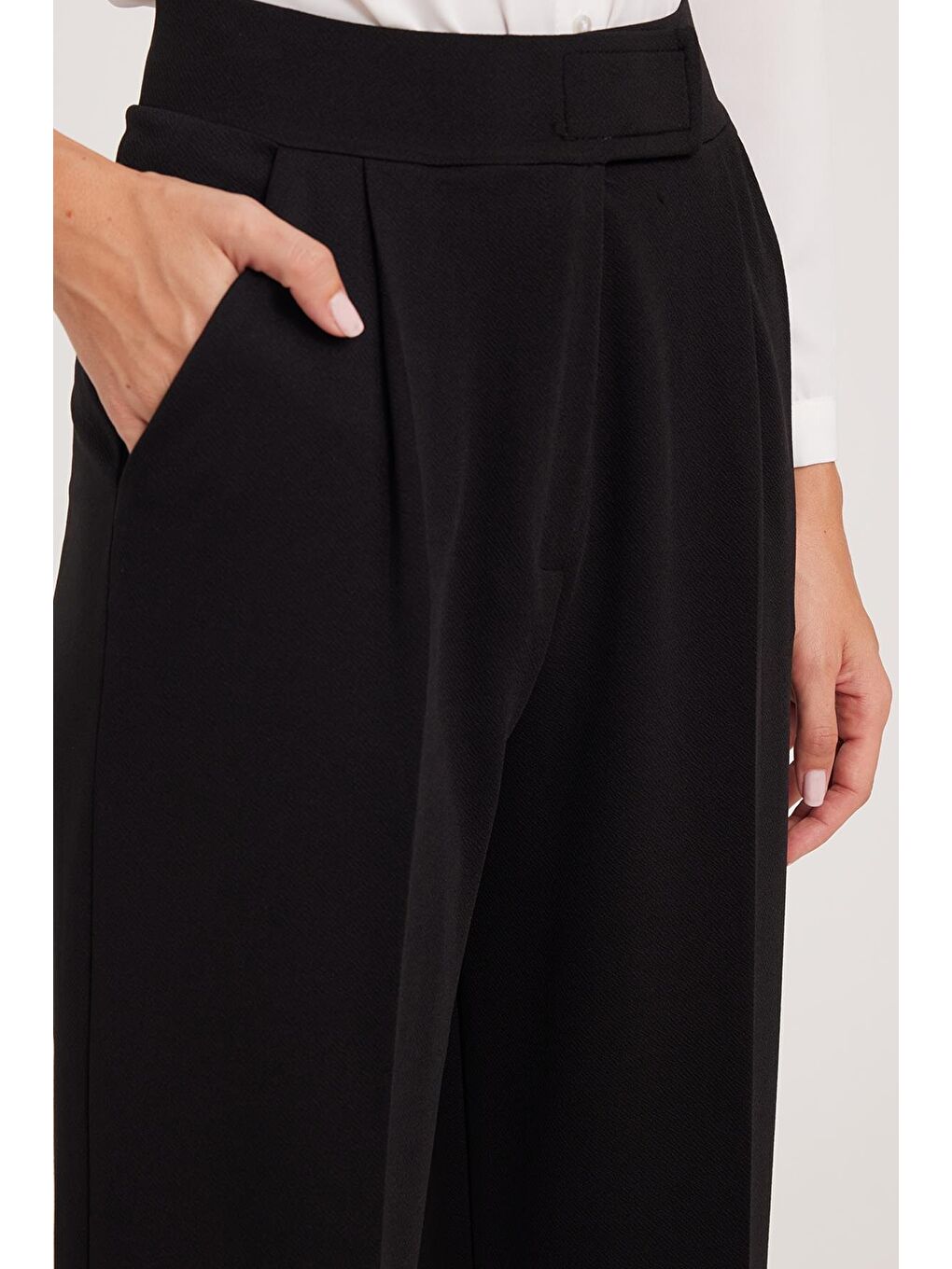 Kadın Regular Fit Klasik Kesim Cırt Kapamalı Geniş Paça Siyah Pantolon-2