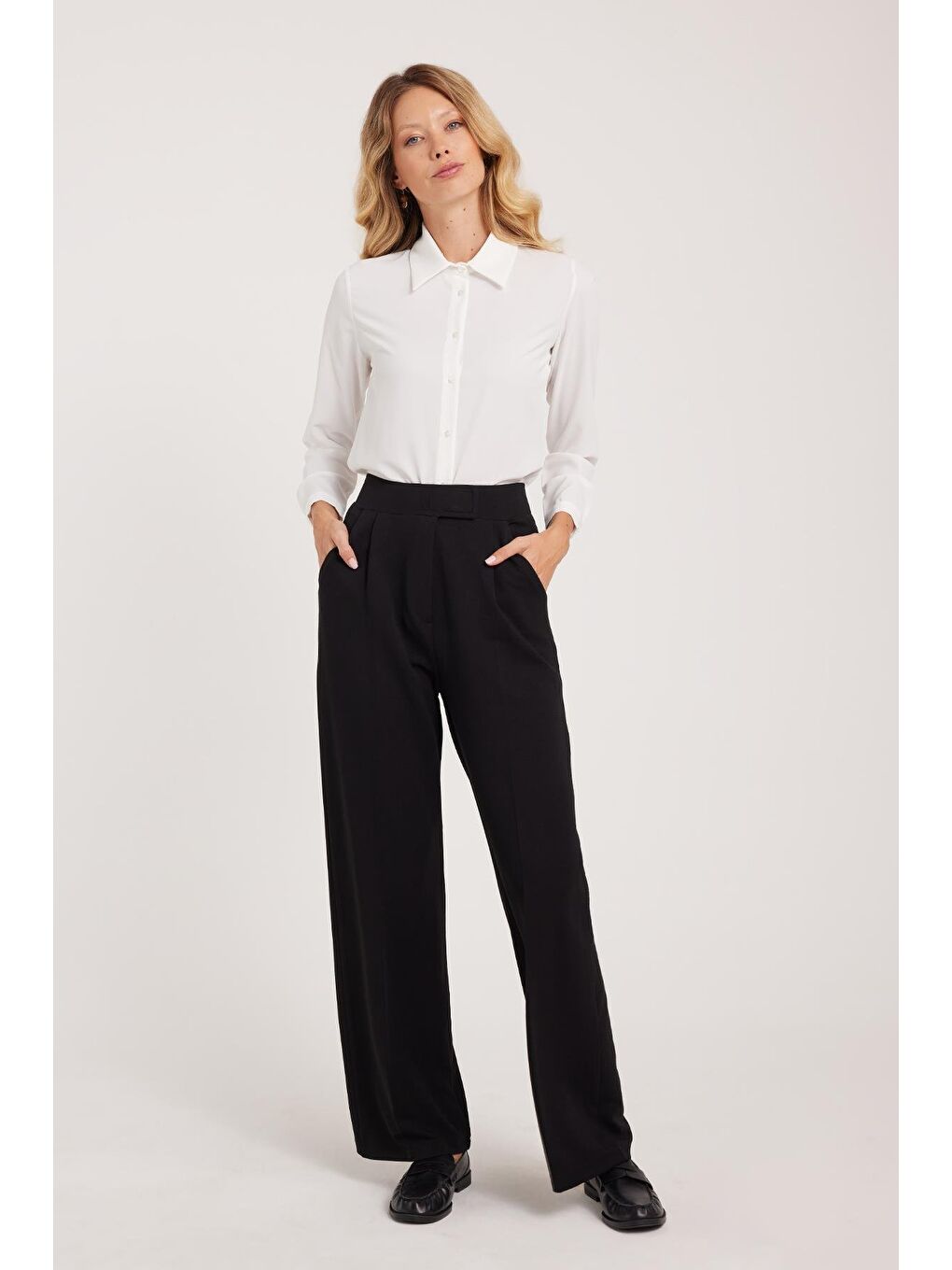 Kadın Regular Fit Klasik Kesim Cırt Kapamalı Geniş Paça Siyah Pantolon-4