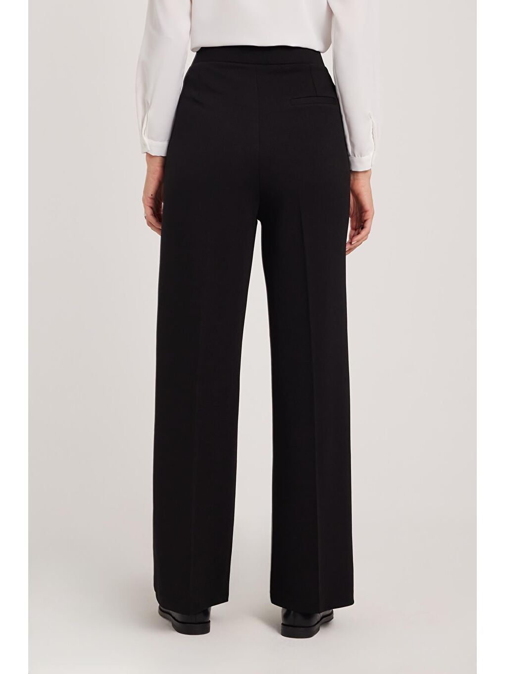 Kadın Regular Fit Klasik Kesim Cırt Kapamalı Geniş Paça Siyah Pantolon-6