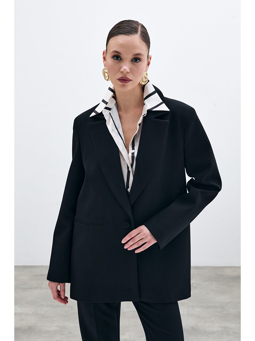 Ön Tek Düğmeli Uzun Ceket - Siyah