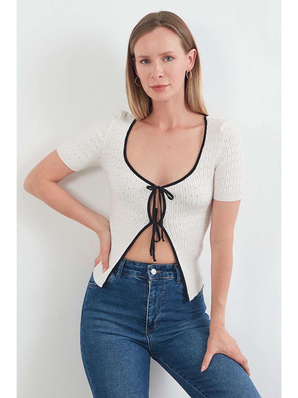 Beyaz Fitilli Bağlamalı Triko Bluz