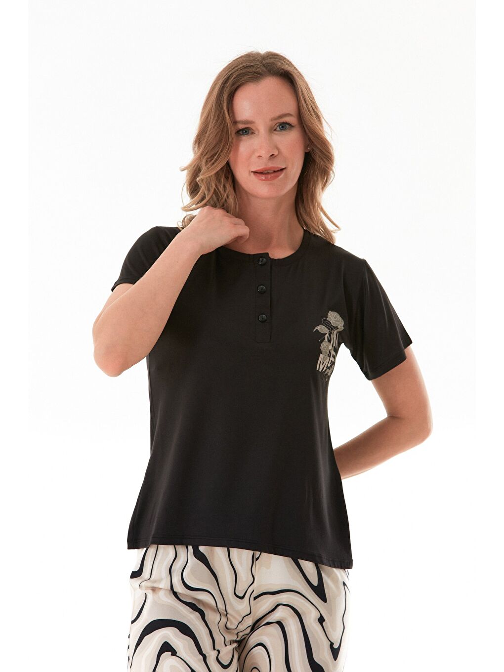 Siyah Çiçek Desenli Kısa Kollu  Kapri Pijama Takımı-1