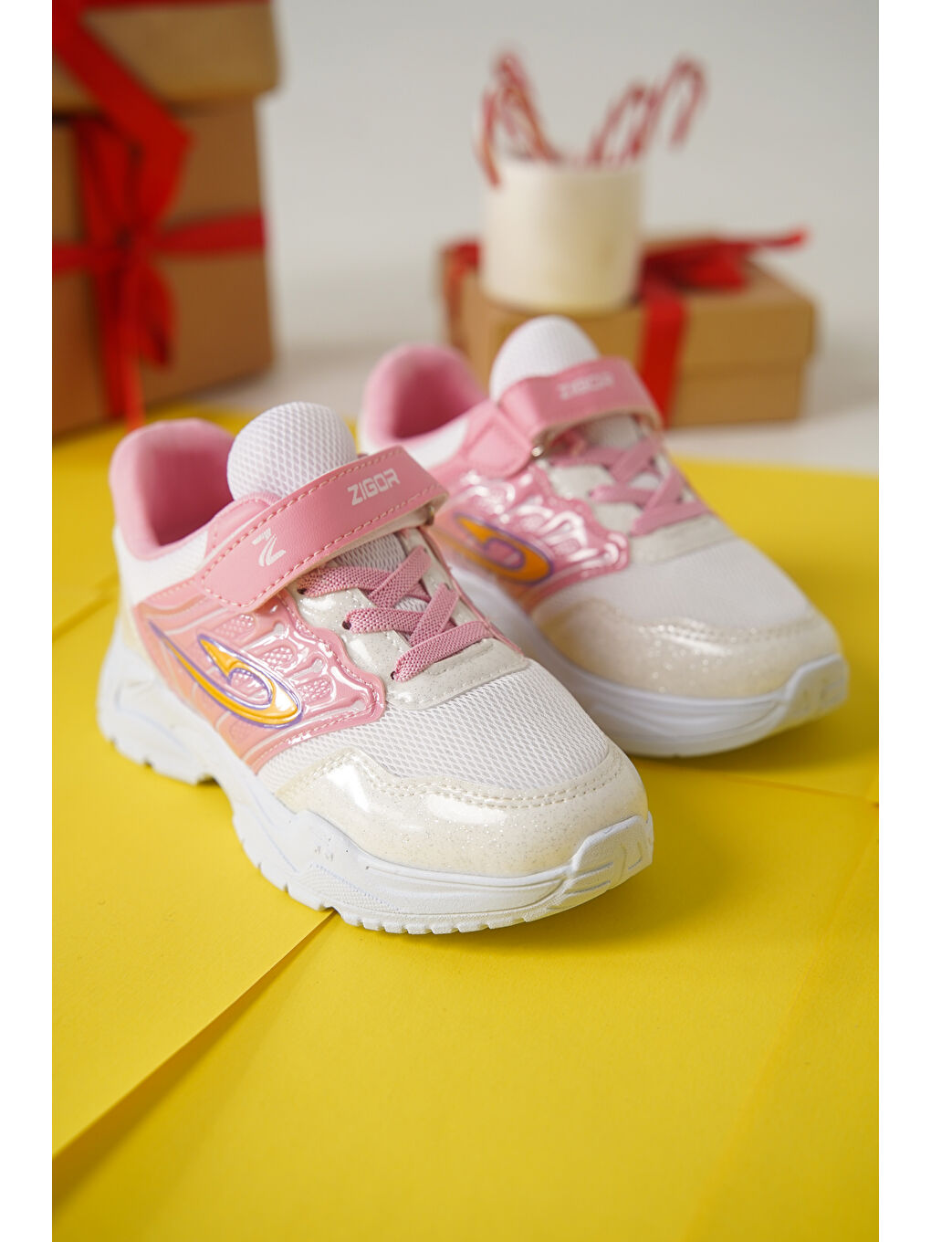 Beyaz Tontik Cırtlı Çocuk Unisex Spor Ayakkabı