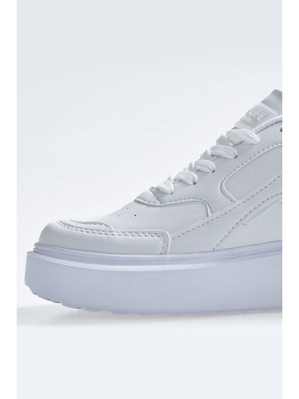 Beyaz Bağcıklı Yüksek Taban Suni Deri Kadın Spor Ayakkabı - 89200-2