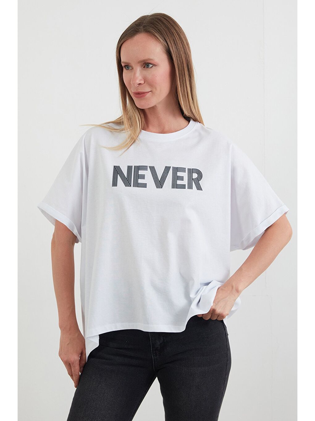 Beyaz Never Yazı Kabartmalı Oversize Tişört