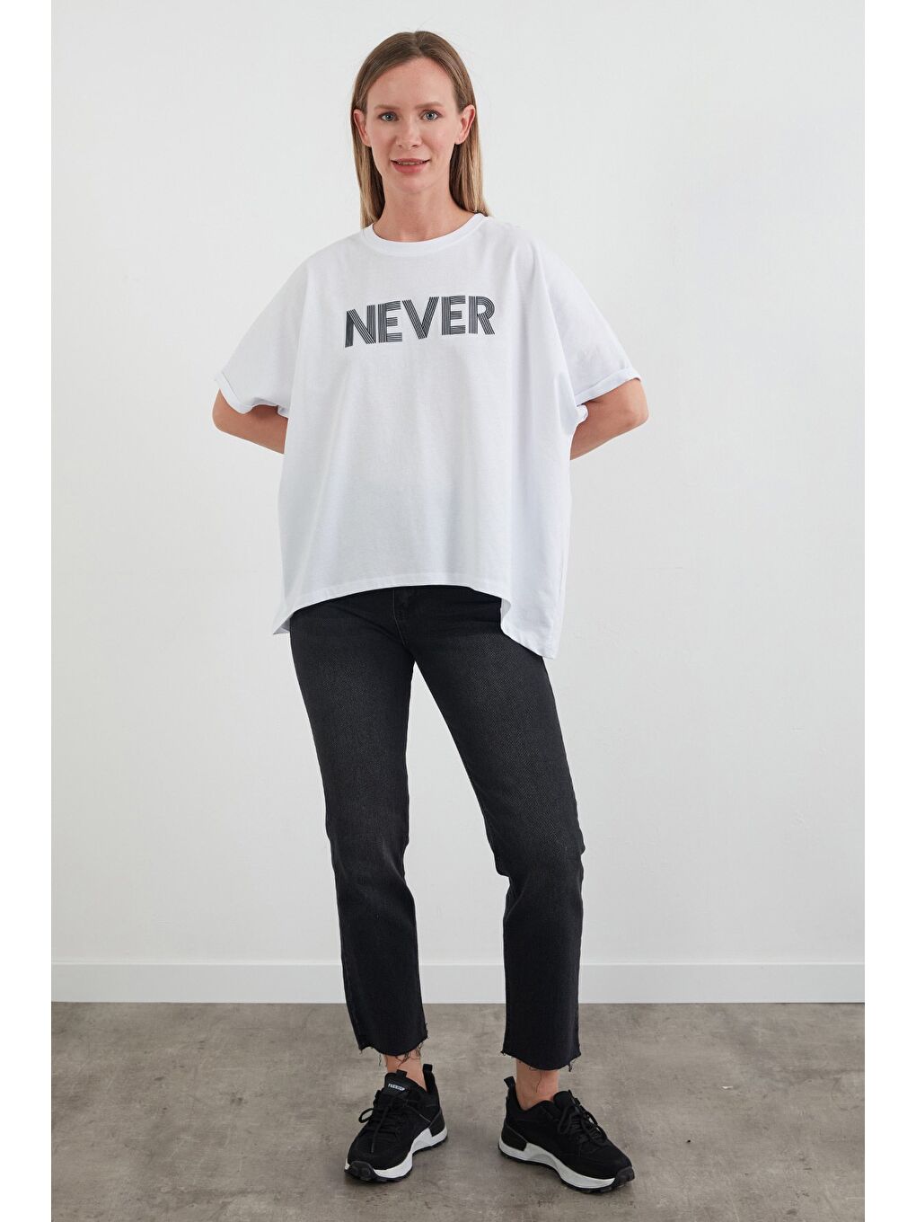 Beyaz Never Yazı Kabartmalı Oversize Tişört-1