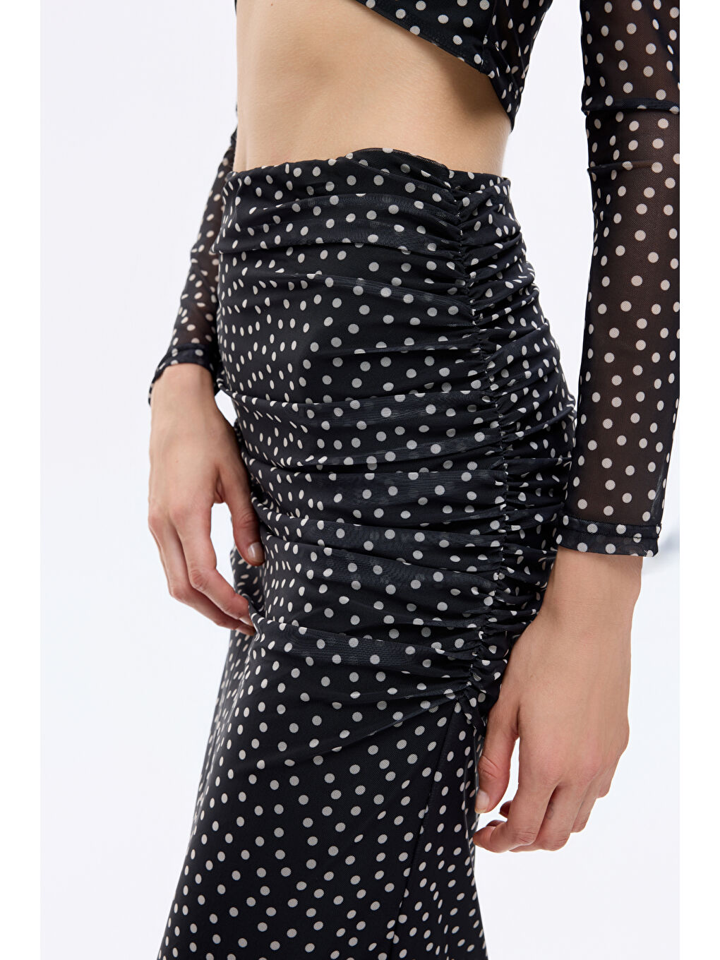 Puantiyeli Drape Detaylı Transparan Midi Etek Siyah-3