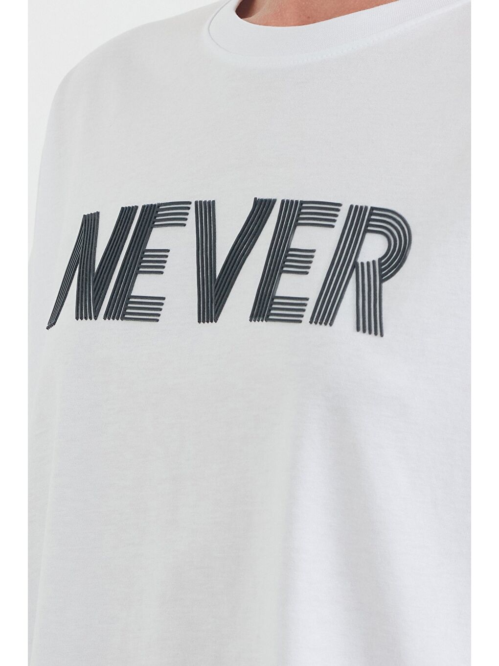 Beyaz Never Yazı Kabartmalı Oversize Tişört-4