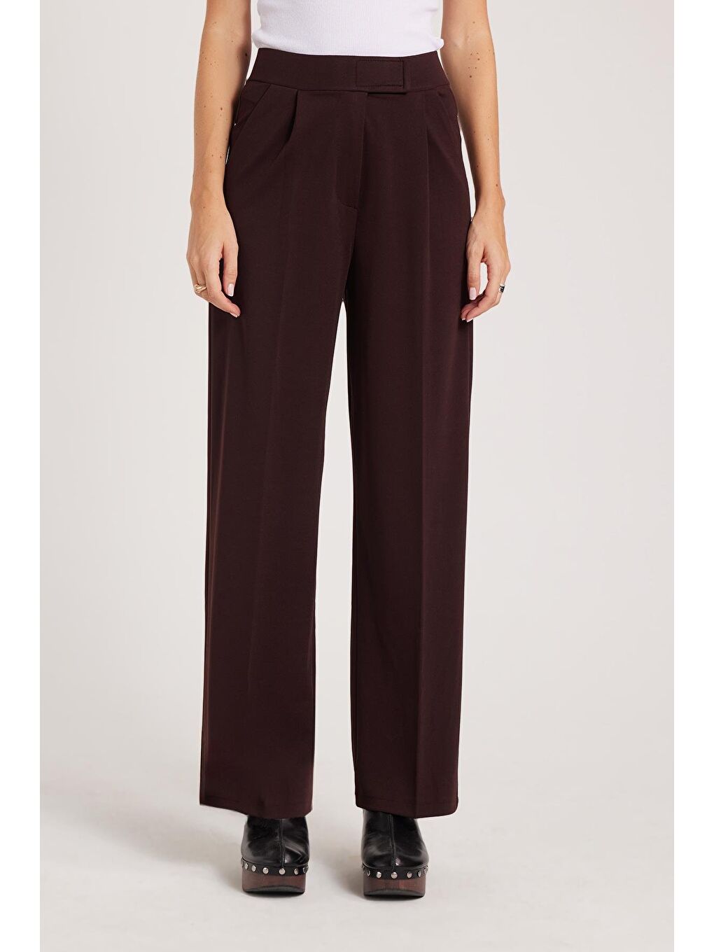 Kadın Regular Fit Klasik Kesim Cırt Kapamalı Geniş Paça Kahverengi Pantolon