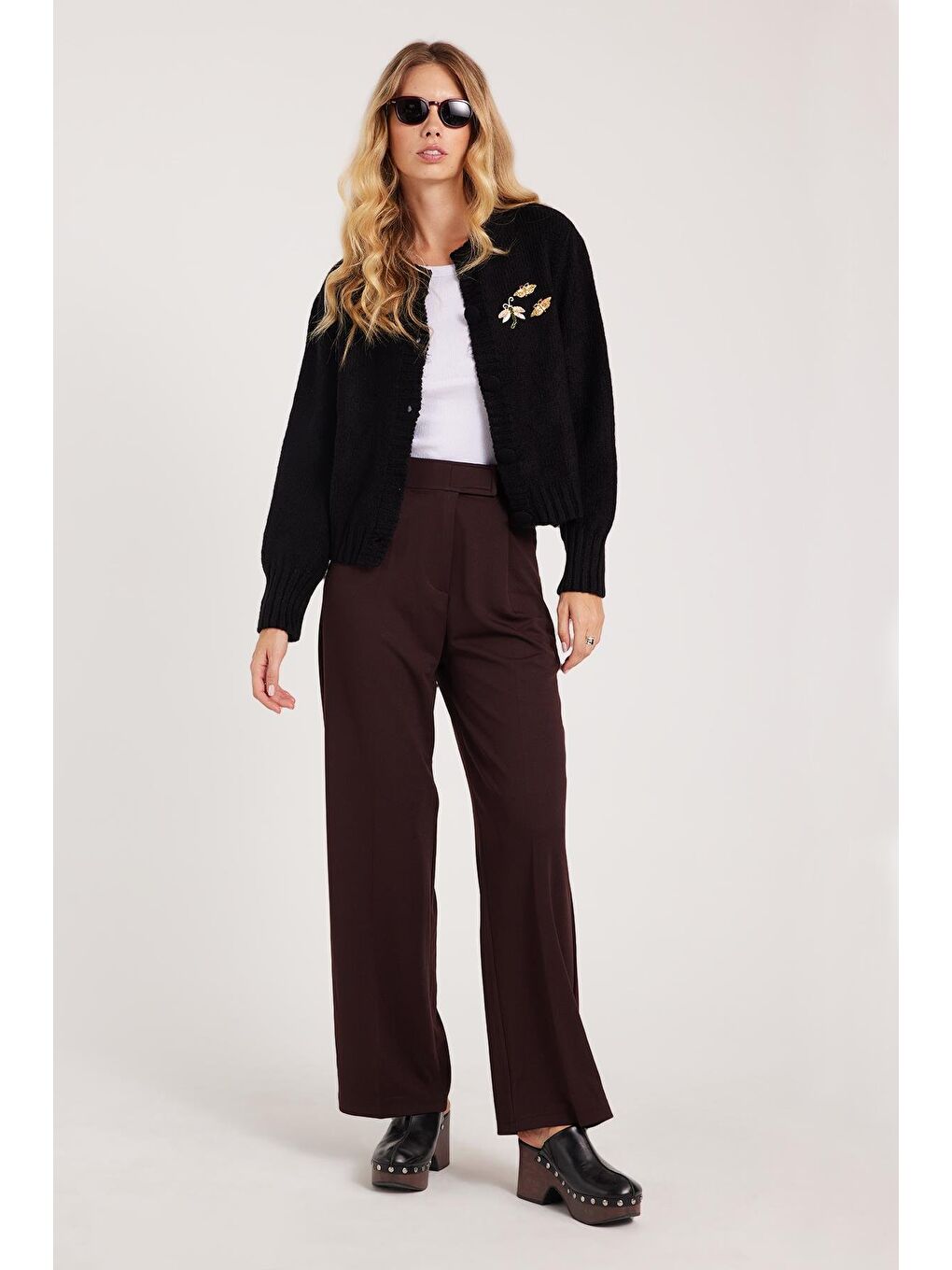 Kadın Regular Fit Klasik Kesim Cırt Kapamalı Geniş Paça Kahverengi Pantolon-4