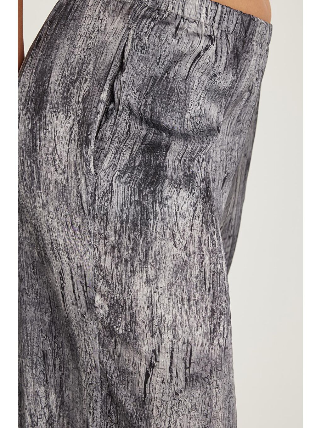 Kadın Slim Fit Lastikli Baskılı Geniş Paça Siyah Pantolon-1