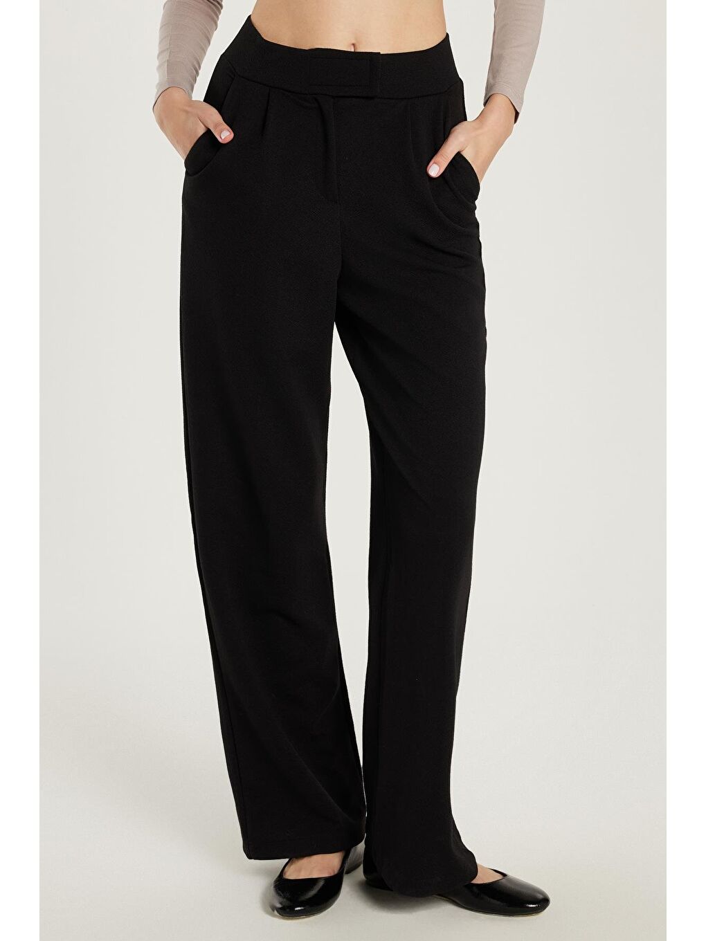Kadın Relax Fit Rahat Kesim Cepli Geniş Paça Siyah Pantolon
