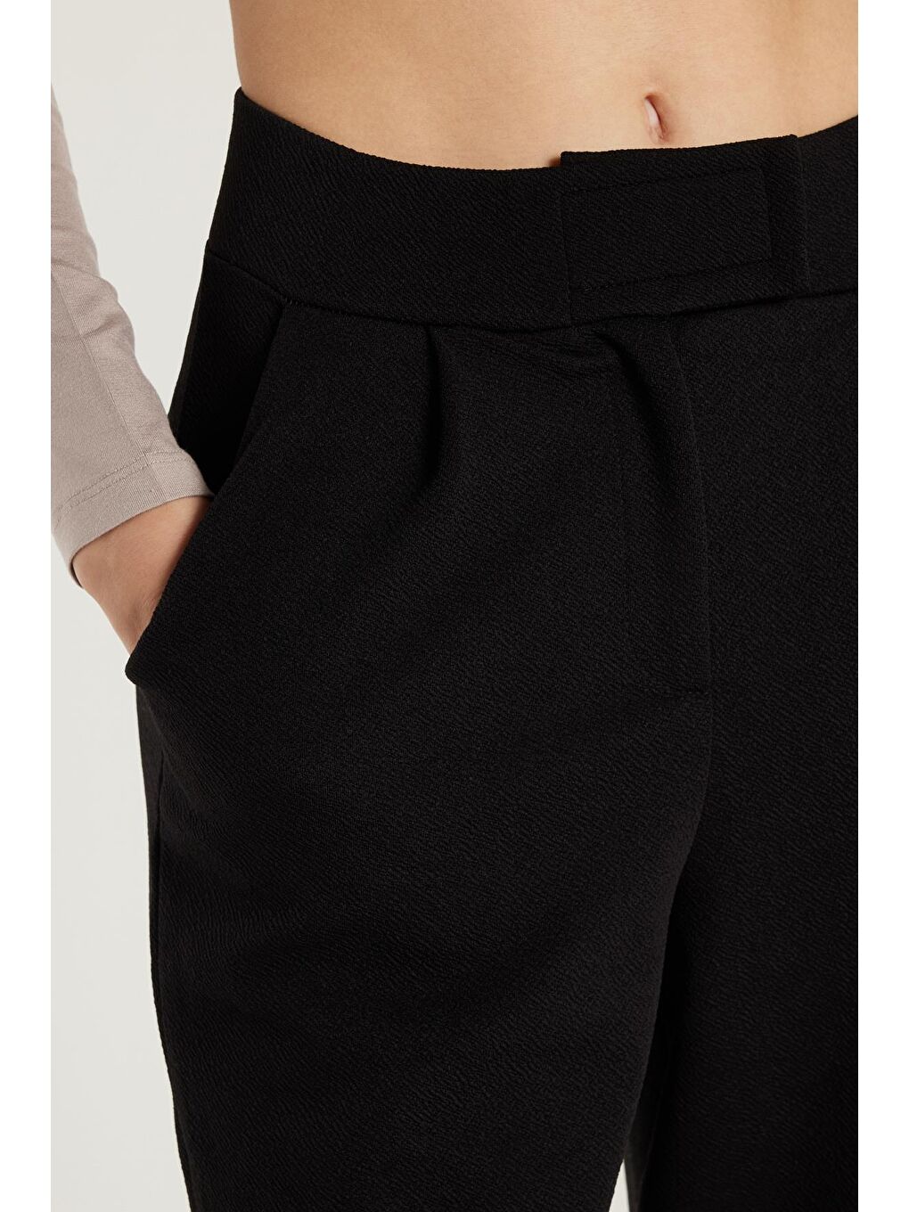 Kadın Relax Fit Rahat Kesim Cepli Geniş Paça Siyah Pantolon-1