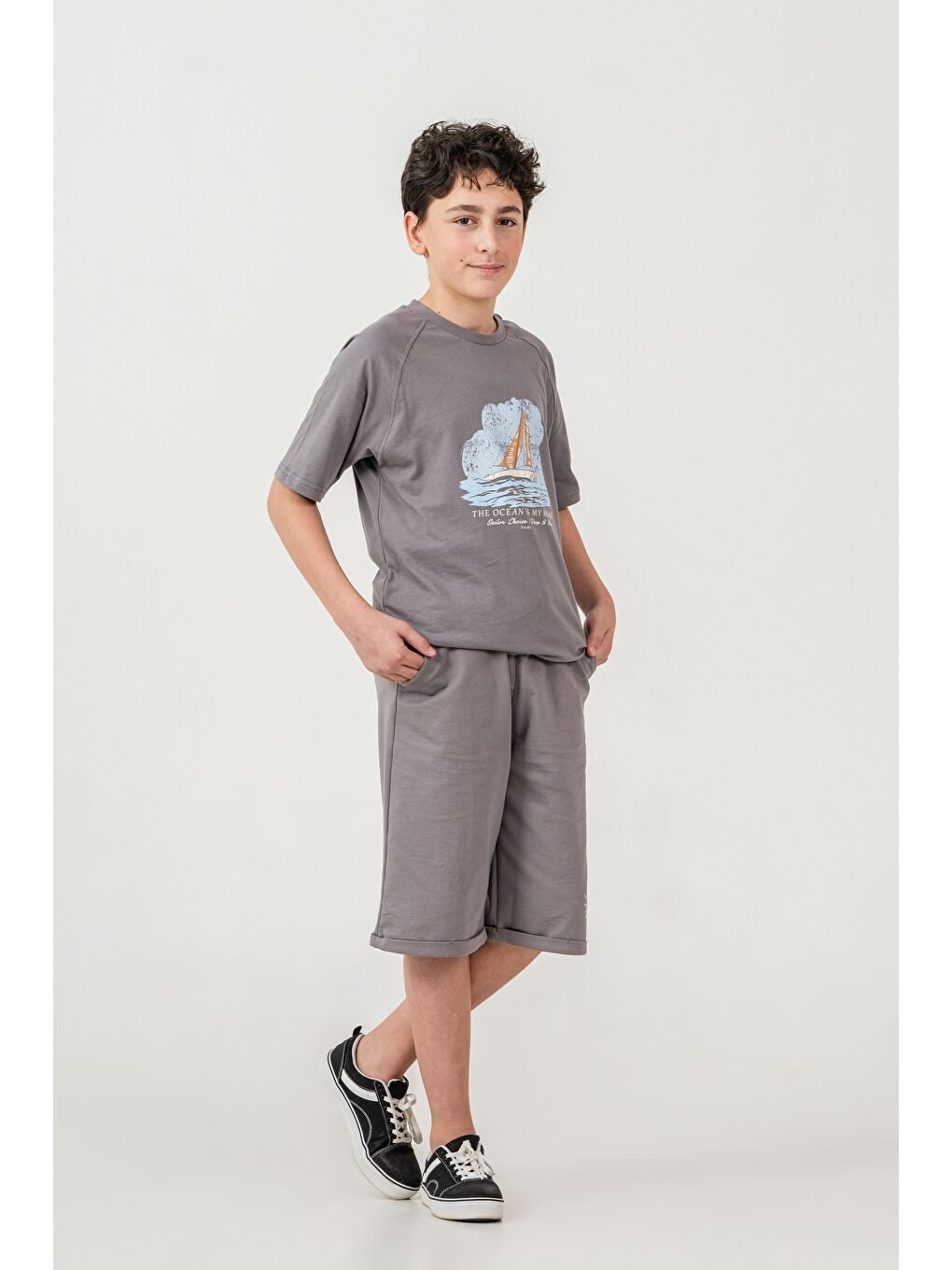 Gri Üst Ön Orta Yelken Baskılı Alt Sol Bacak Baskılı Erkek Çocuk Şort - Tişört Takımı-1