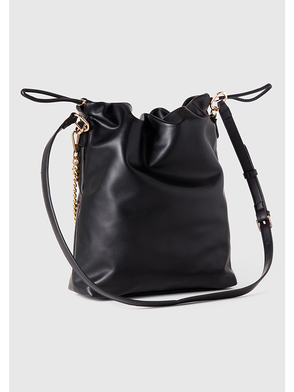 Kadın Siyah Napa Efektli 3D Logolu Zincir Detaylı Büzme İpli Çanta-1