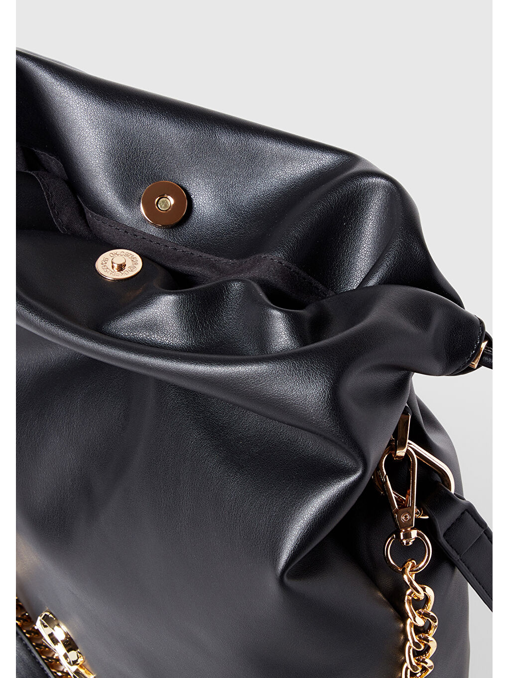 Kadın Siyah Napa Efektli 3D Logolu Zincir Detaylı Büzme İpli Çanta-2