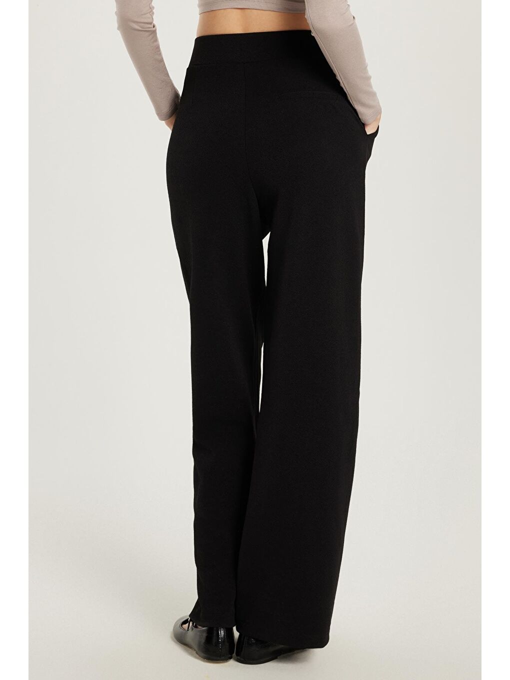 Kadın Relax Fit Rahat Kesim Cepli Geniş Paça Siyah Pantolon-4