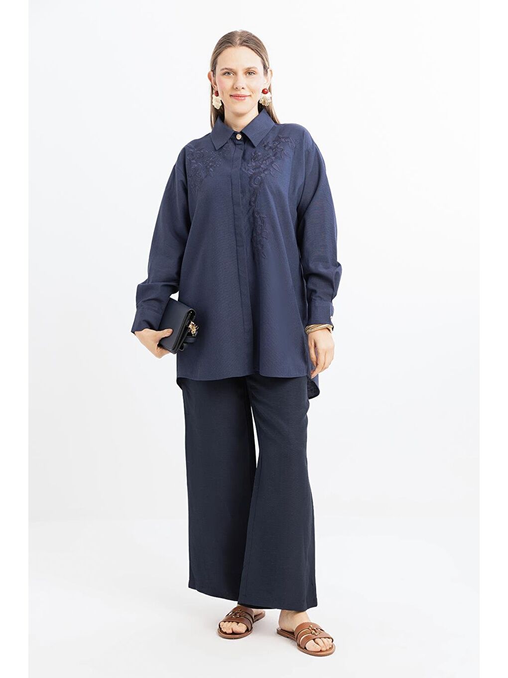 Beyaz İndigo-Nakışlı Keten Gömlek