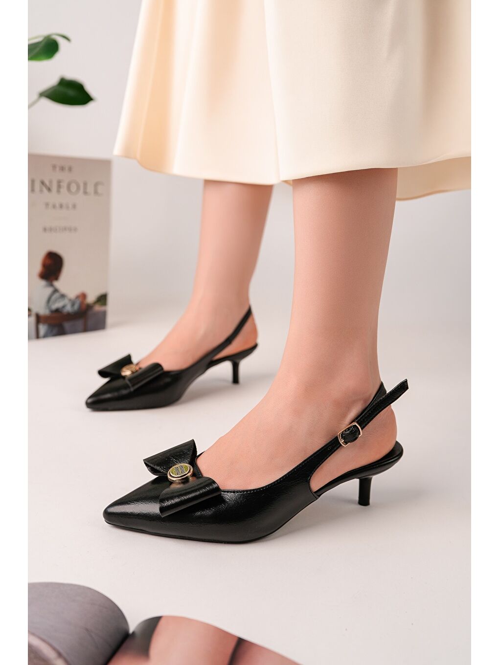 Siyah LORESTA Fiyonklu Gold Detaylı Sivri Burun Arkası Açık Kadın Topuklu Ayakkabı-5