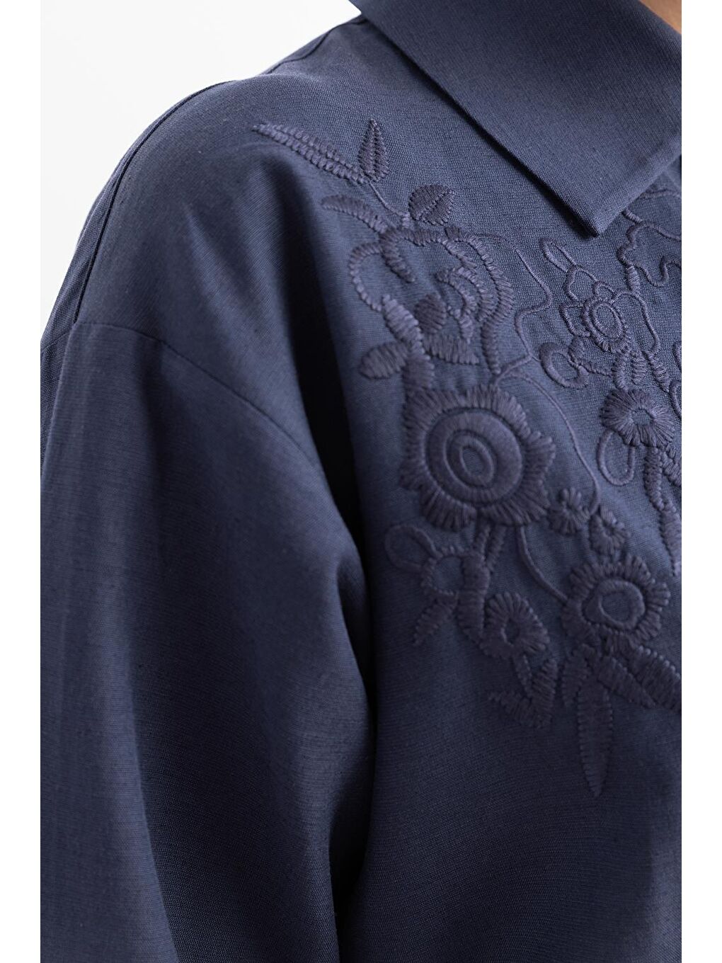 Beyaz İndigo-Nakışlı Keten Gömlek-3